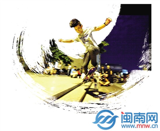 滑板在脚下旋转