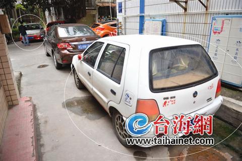 这两部白色的车（圆圈中）都是专门占车位的