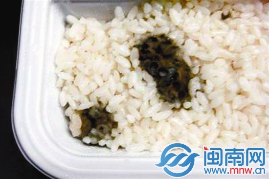 图为盒饭里发霉的大米