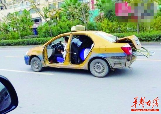 淡定女驾无门的士