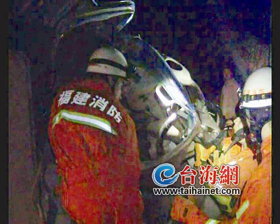 水泥车撞上山体两人被甩出 司机被卡车内身亡