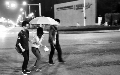 女子撑蓝色雨伞坐马路中央 自称是魔鬼2