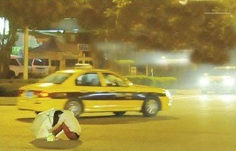女子撑蓝色雨伞坐马路中央 自称是魔鬼1