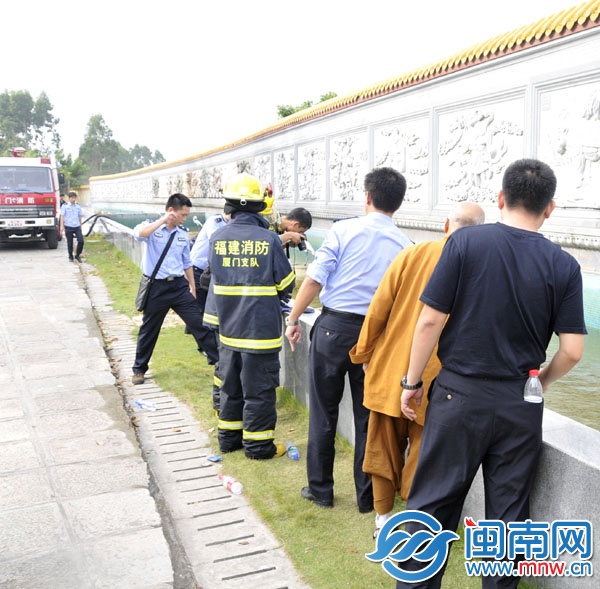 警方请来消防人员，抽干放生池中的水