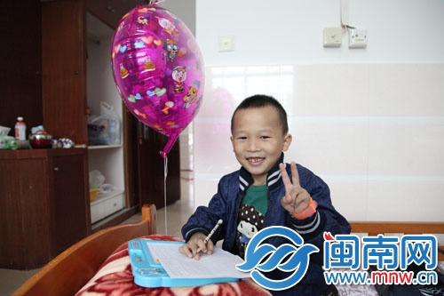 如今的石乖乖身体逐渐康复，他希望爸妈能接他回家