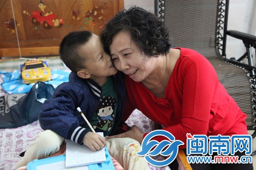 看见蔡大姐，乖乖亲了她一口