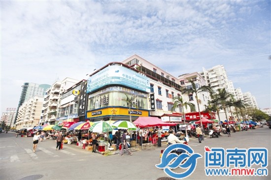 大清早，在市区圣湖路口，小摊的吆喝声、喇叭声，常 