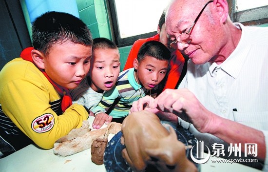 孩子们聚精会神学制陶