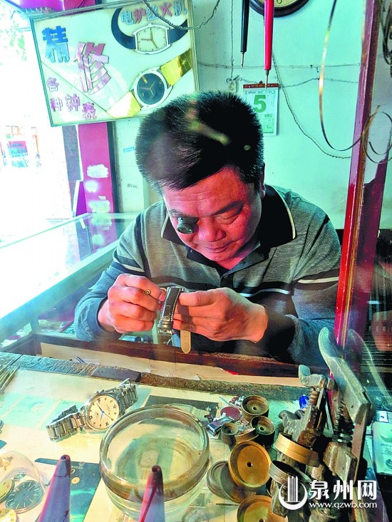 朱和平戴着放大镜修表。这行是个细致活，需要耐心