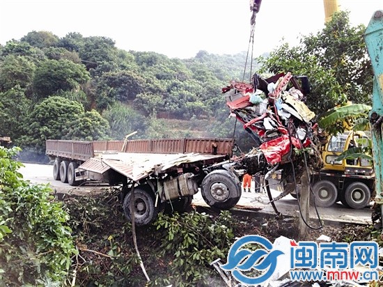 挂车被救援车辆吊离沟壑