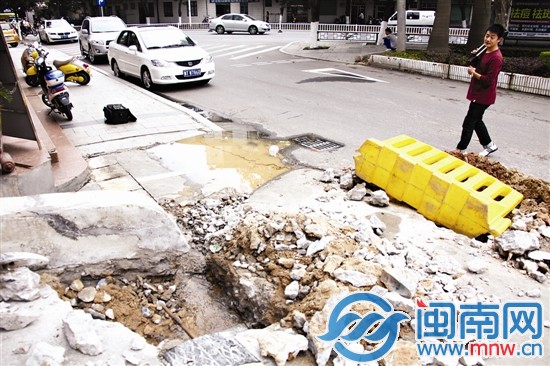 漳州市第二技工学校门口，破裂的水管不断向外冒水