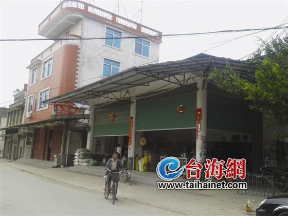 张某光家有两间店面和两栋房子