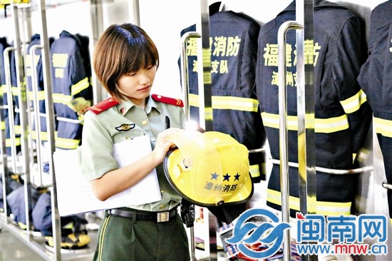 林橦检查消防头盔