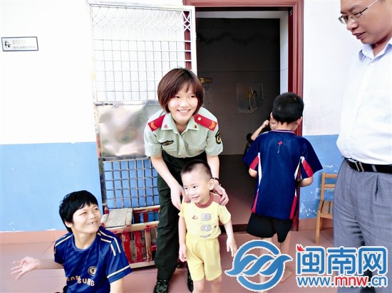 林橦到漳州市福利院看望小孩