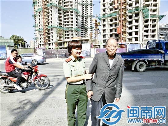 扶林善凯老人过马路，被网友“闪拍”