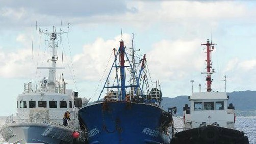 日本海上保安厅的两艘巡逻船将中国渔船夹在中间