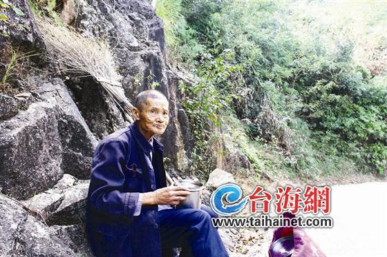 连城县富塘村邓阿伯：护路二十载 身患癌症仍不弃