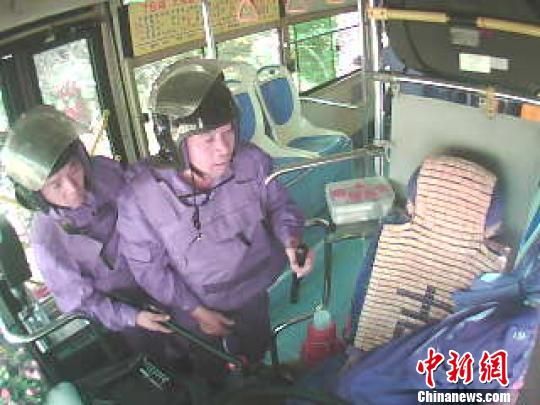 福州公交司机经拆迁现场被打 官方否认警察参与