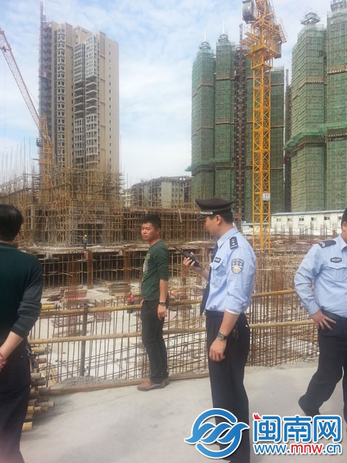 民警几度在事发的5号楼下询问调查