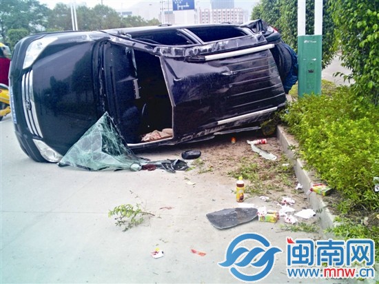 事发小车侧翻在路边，损毁严重