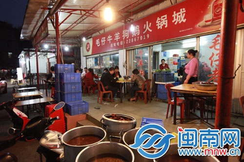 泉州市区水门巷的一家火锅店外就有不少客人了
