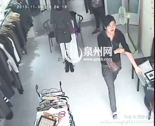 十几秒后，女子挽着袖子走人
