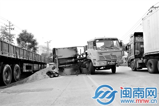 运沙车车斗翻了，沙子倾泻一地