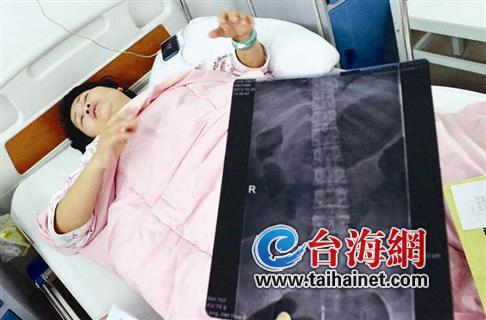 龙女士腰椎骨折，躺在病床上无法动弹