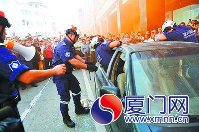“乘客”从“落水”的车里钻出来。