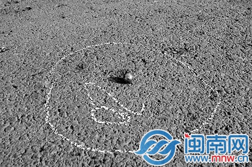 爆炸后，现场散落的钢珠