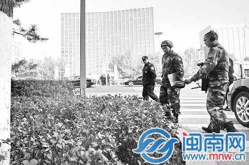 警方在花草丛中搜索