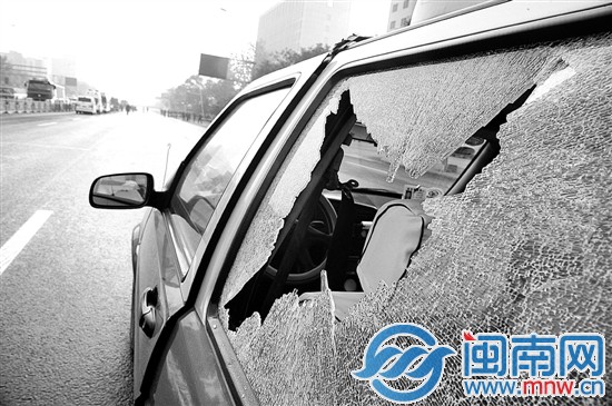事发现场附近一辆汽车的玻璃被震碎