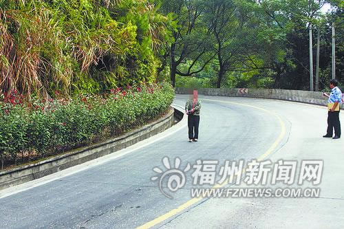 新东线北峰公路上男子横尸路边　司机不知撞了人