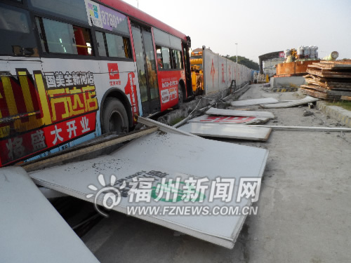 抢道客车“逼”公交撞围挡 2名乘客受轻微伤