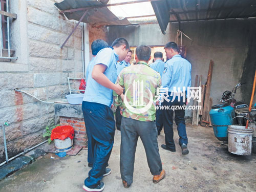 执法人员现场查处非法提炼废弃油脂窝点
