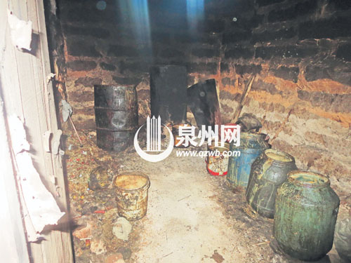 窝点恶臭飘散，非常肮脏