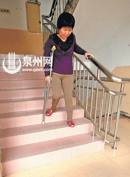 上下楼梯虽然很不方便，但郑老师也已习惯。