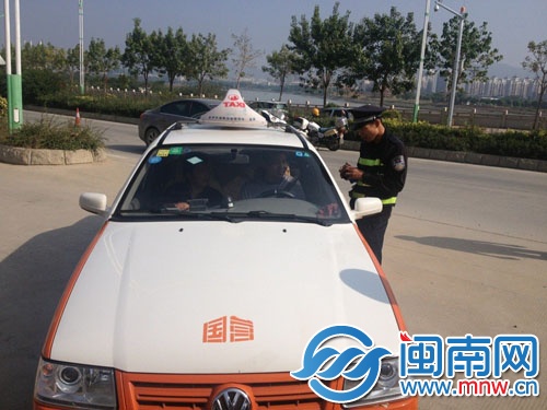 一辆出租车因超速被拦下处罚