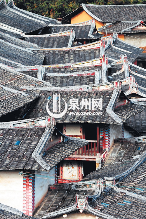 远看五甲民居群重檐翘脊，赏心悦目