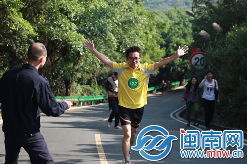 记者冲过终点