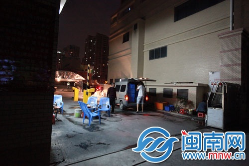 工人在收拾餐具
