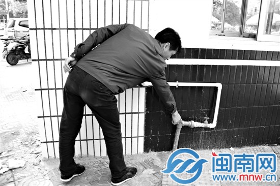 水务工作人员说，两段水管接合处，本来装着水表，现 