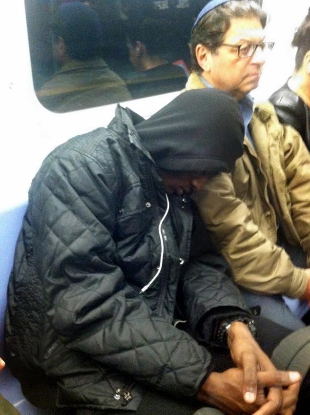 纽约地铁里黑人靠在白人肩头睡觉的照片近日在网络上 