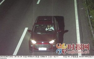 男子怀抱着女友坐在驾驶室开车