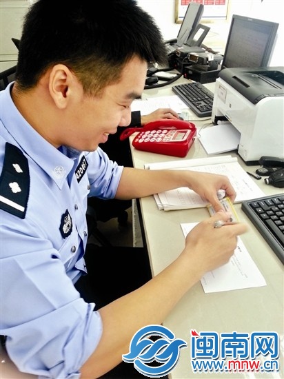 泉秀派出所许警官在报警回执单上签字