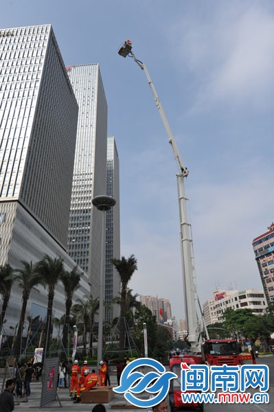 78米高的登高消防车，市民争相体验消防员的高空工作