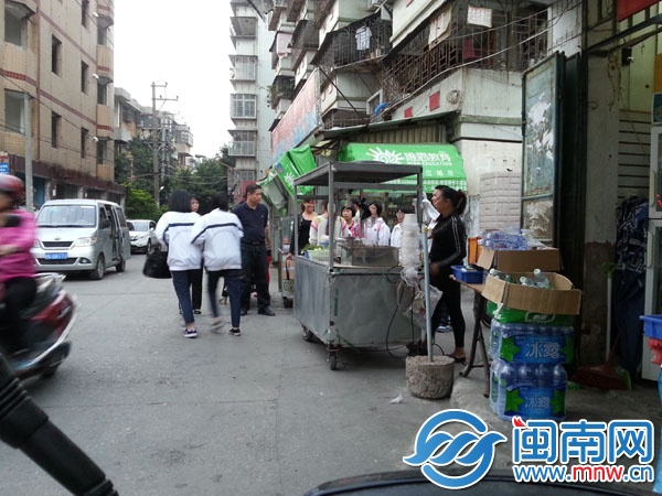 现代中学后门外的摊点常吸引学生购买
