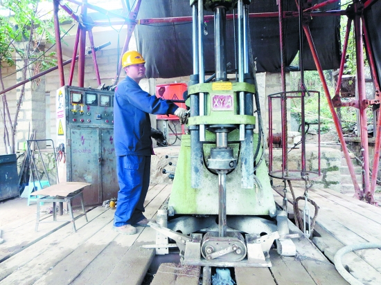 这台机器昨日已钻至355米深