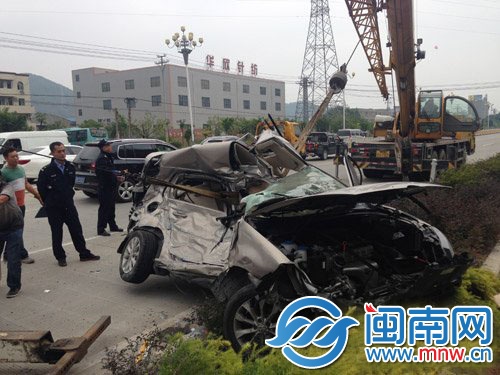 小车侧面被压扁，几乎报废