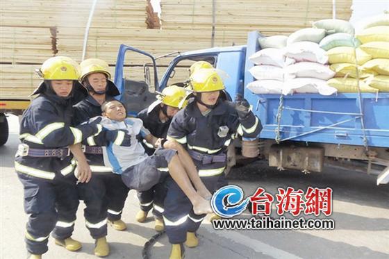 用车撞上大挂车 两人被困